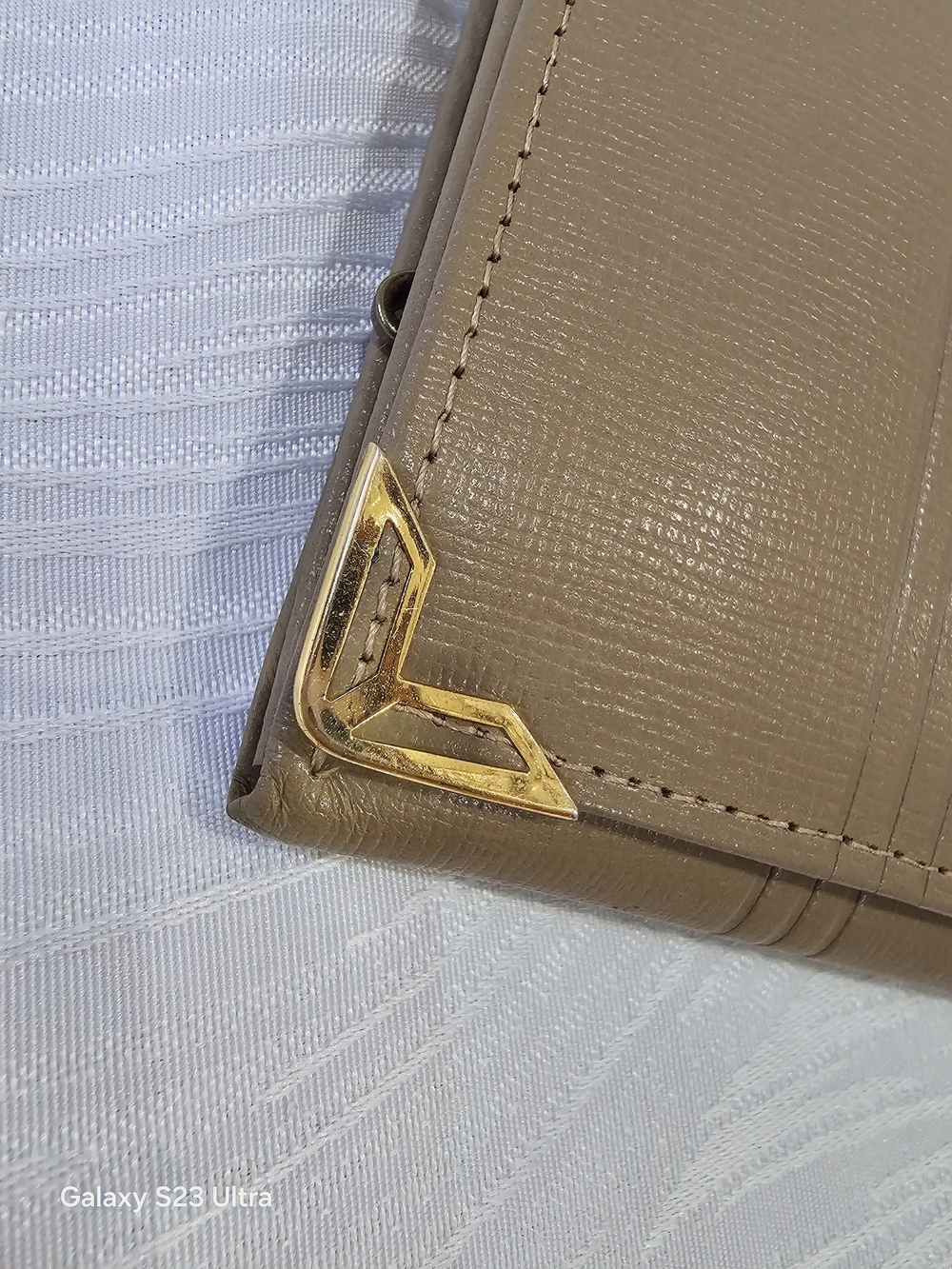 Yves Saint Laurent Tan Leather Vintage Continental Wallet with Gold Corners - Picture 4 of 12